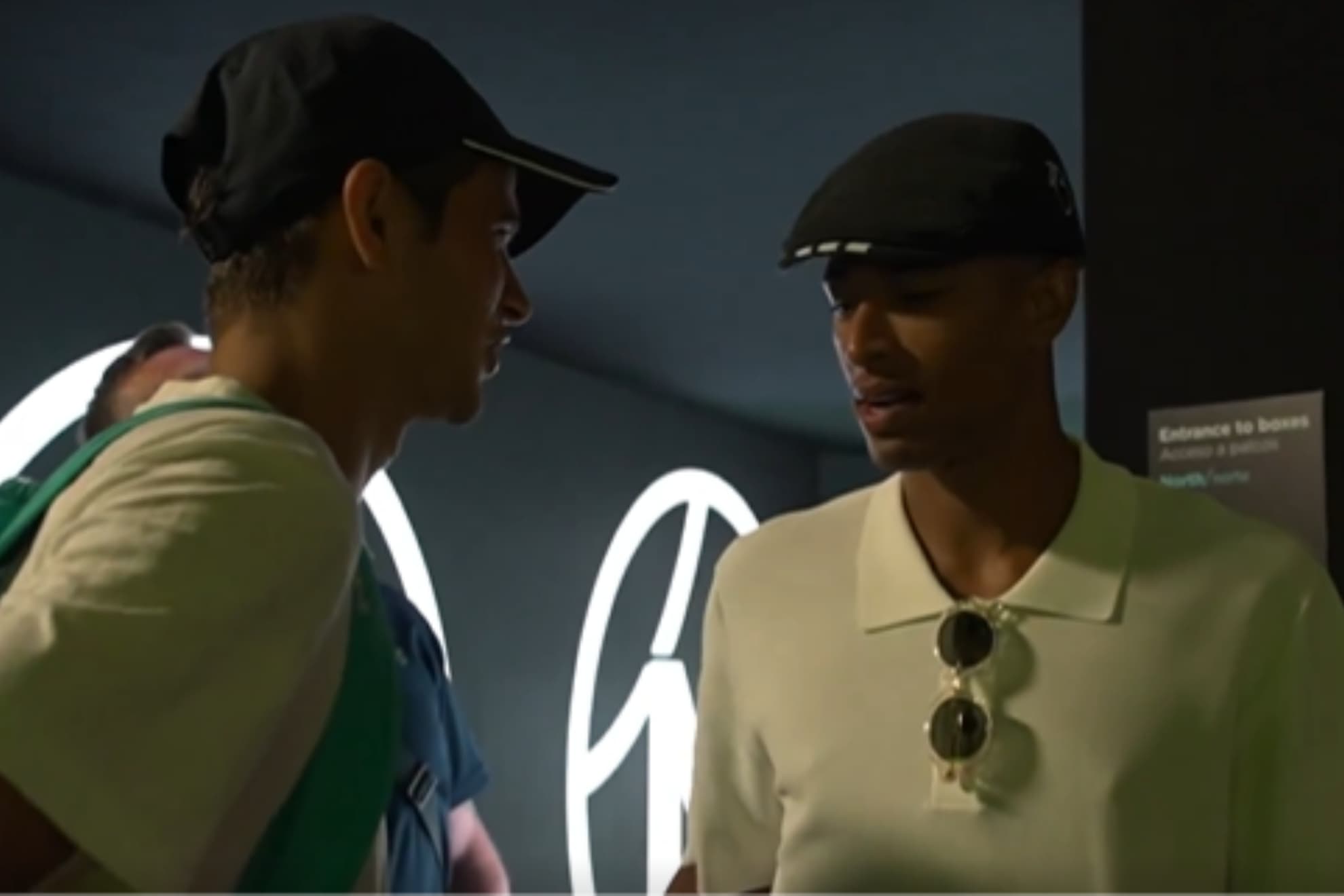 Jódar habla con Bellingham al final del partido.