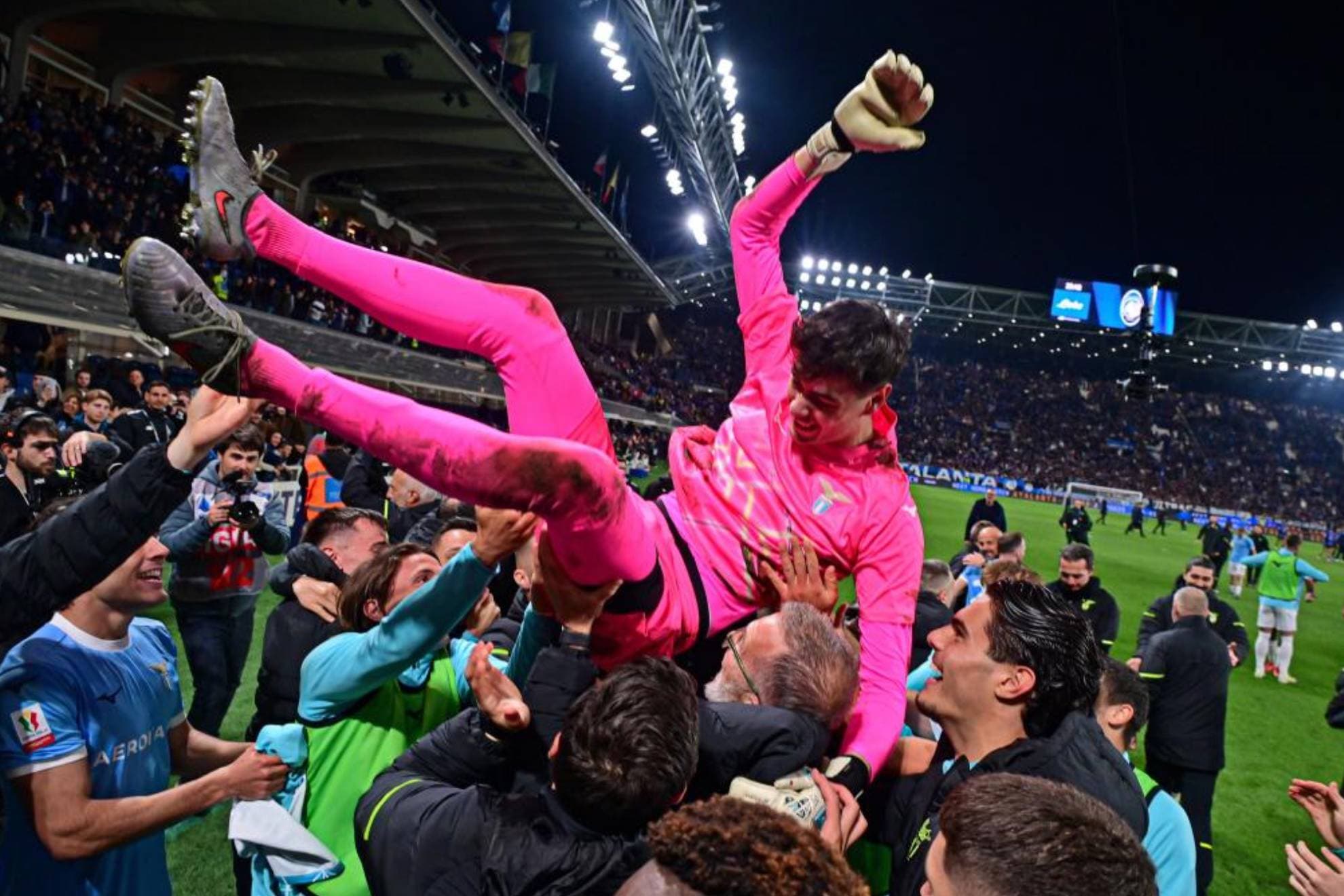 Motta, manteado por sus compañeros