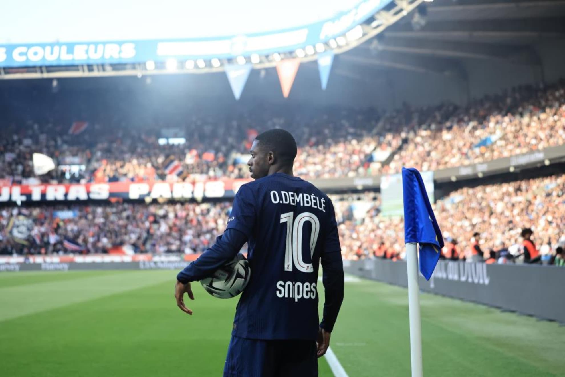 Ousmane Dembélé se dispone a sacar un córner contra el Nantes.