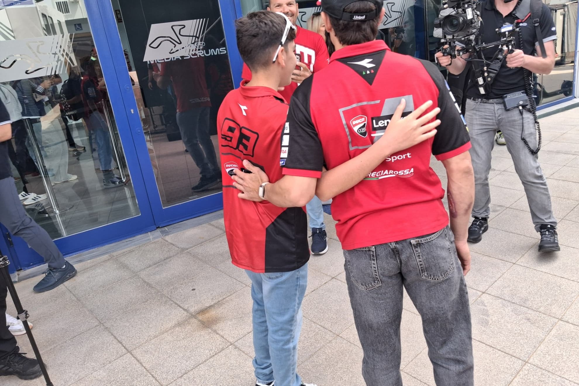 Marc Márquez y su brazo derecho tocado, con un fan.