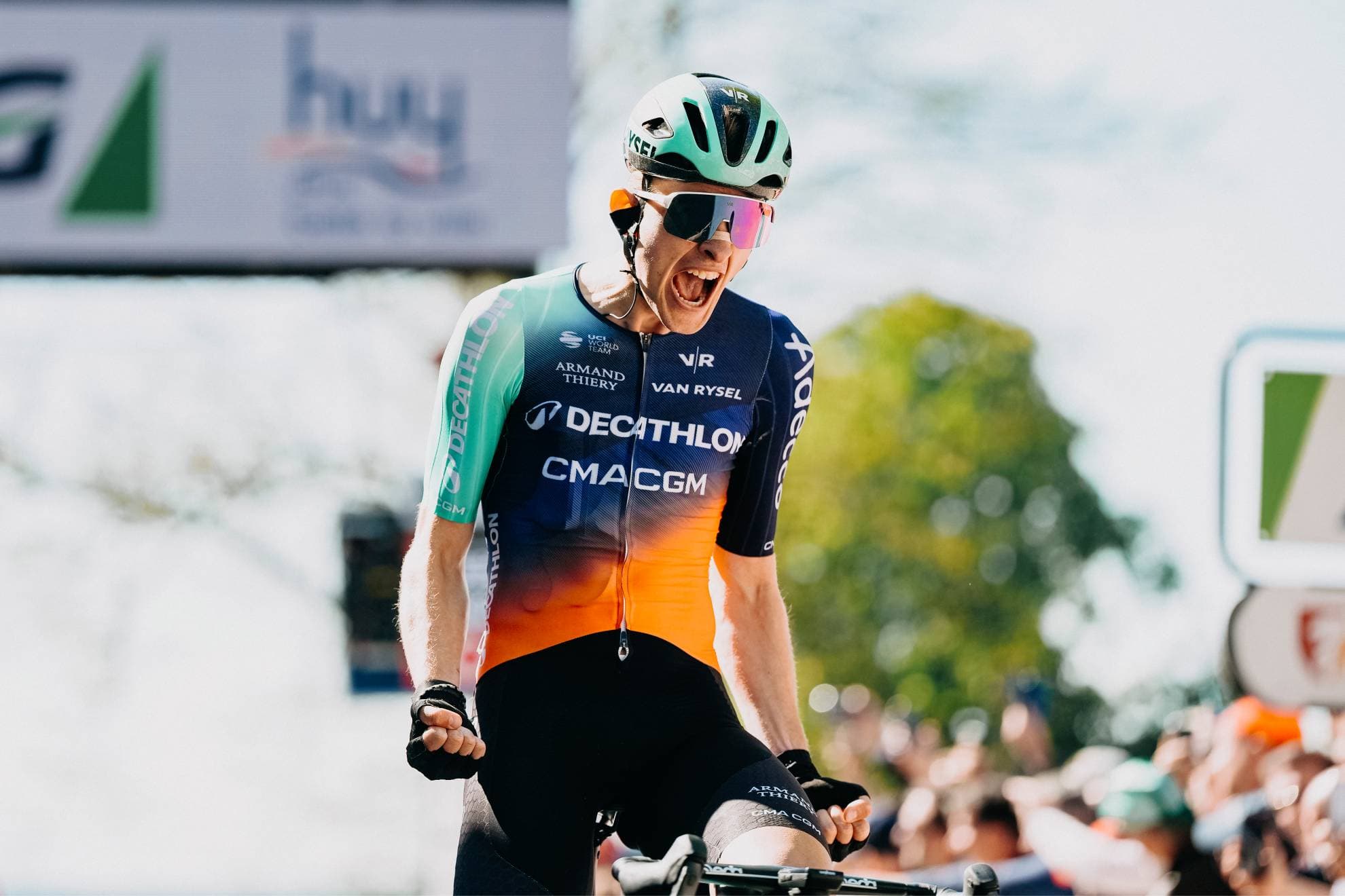 Paul Seixas celebra la victoria en la Flecha Valona.