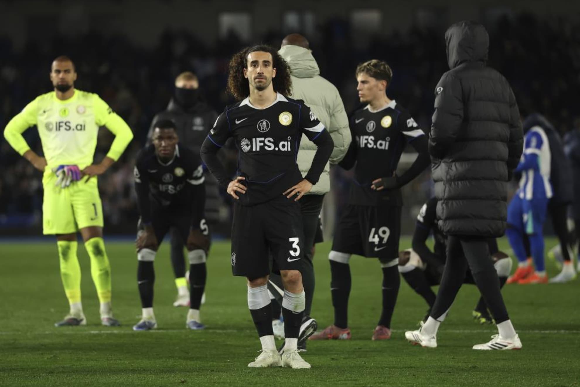 Los jugadores del Chelsea, con Cucurella a la cabeza, se lamentan tras caer en Brighton.
