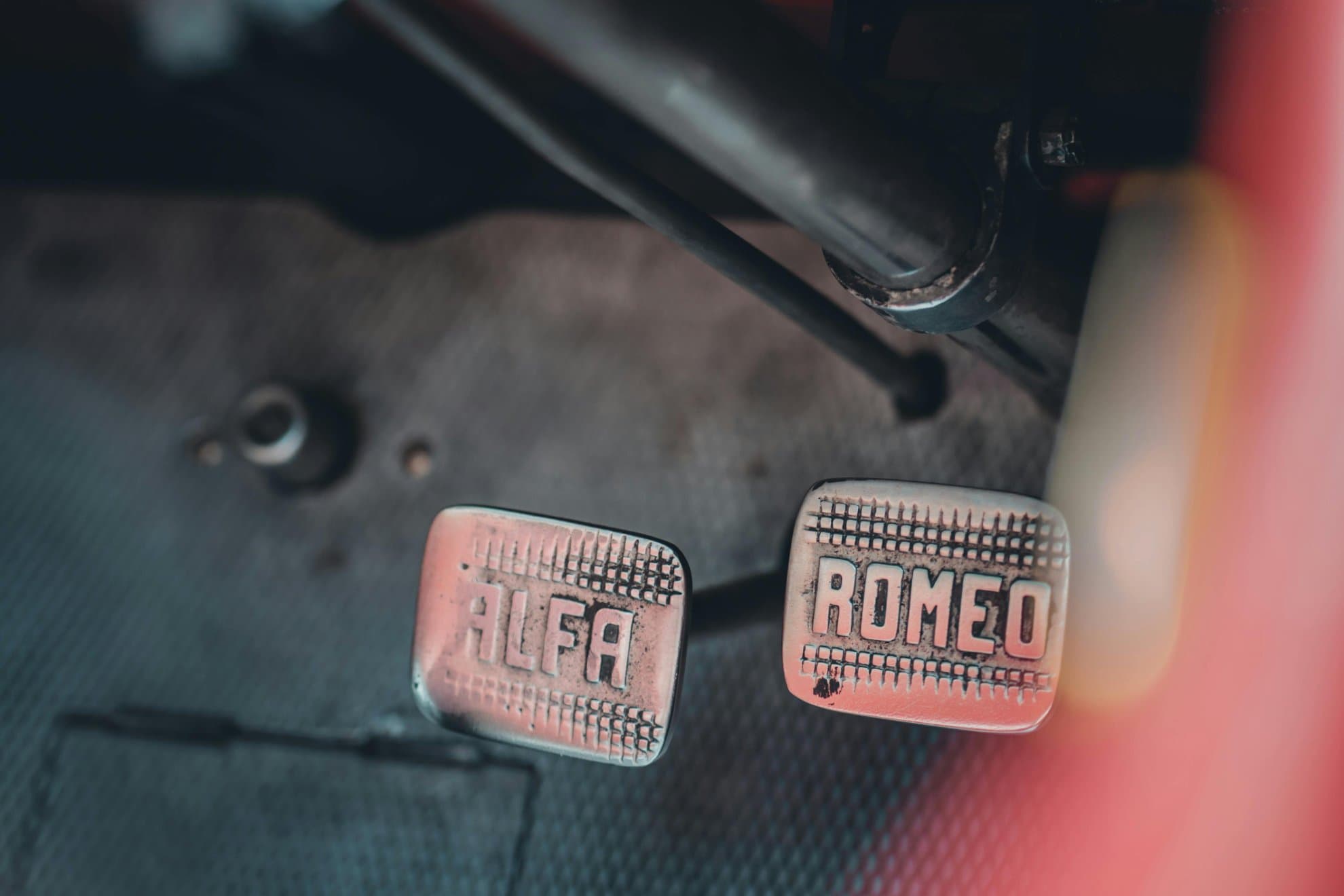 Sistema de pedales de un Alfa Romeo antiguo.