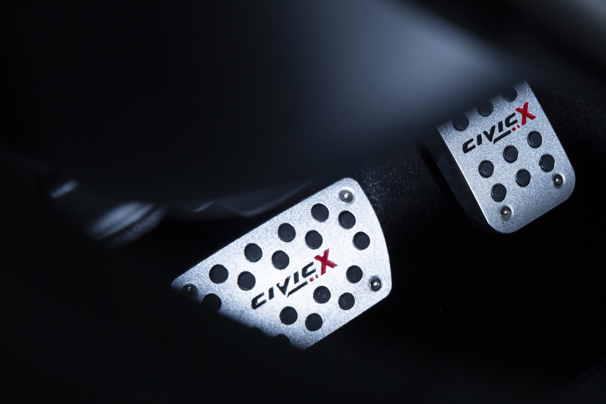 Pedales de un Honda Civic.