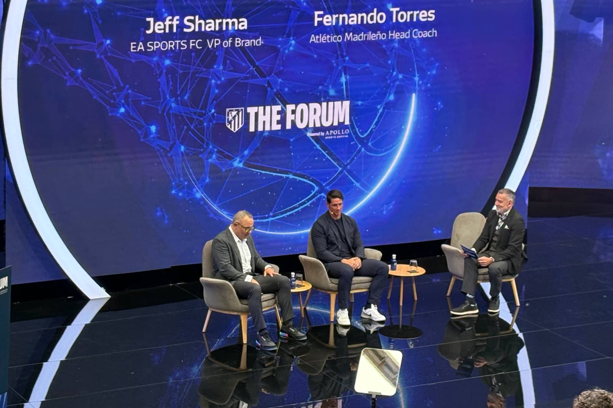 Fernando Torres, en la conferencia The Forum junto a Jeff Sharma y Guillem Balagué.