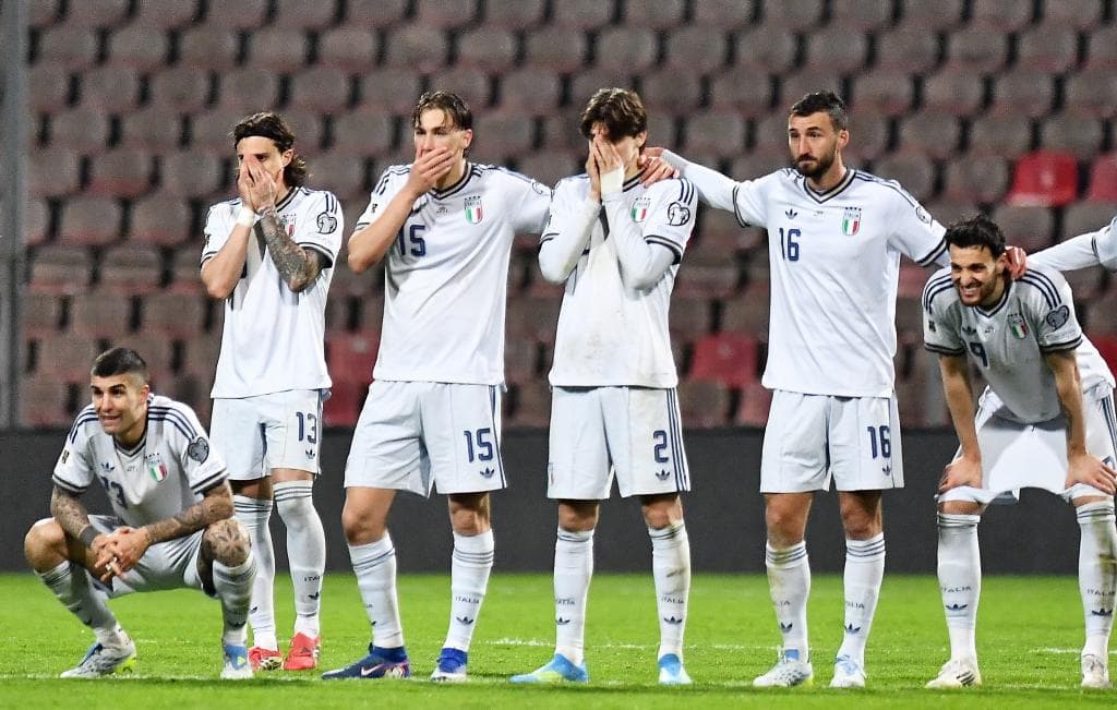 Los jugadores de Italia, durante la dramática tanda de penaltis ante Bosnia.