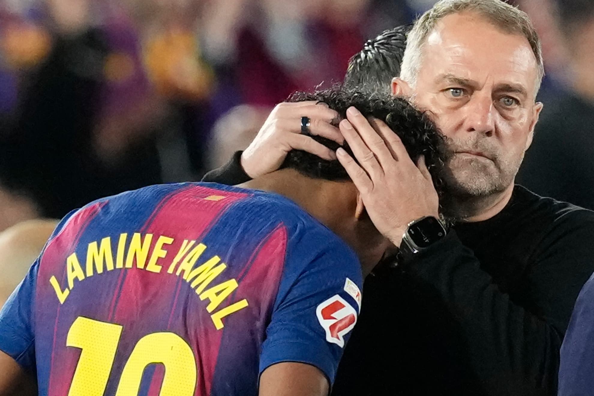 Hansi Flick consuel a Lamine al irse lesionado.