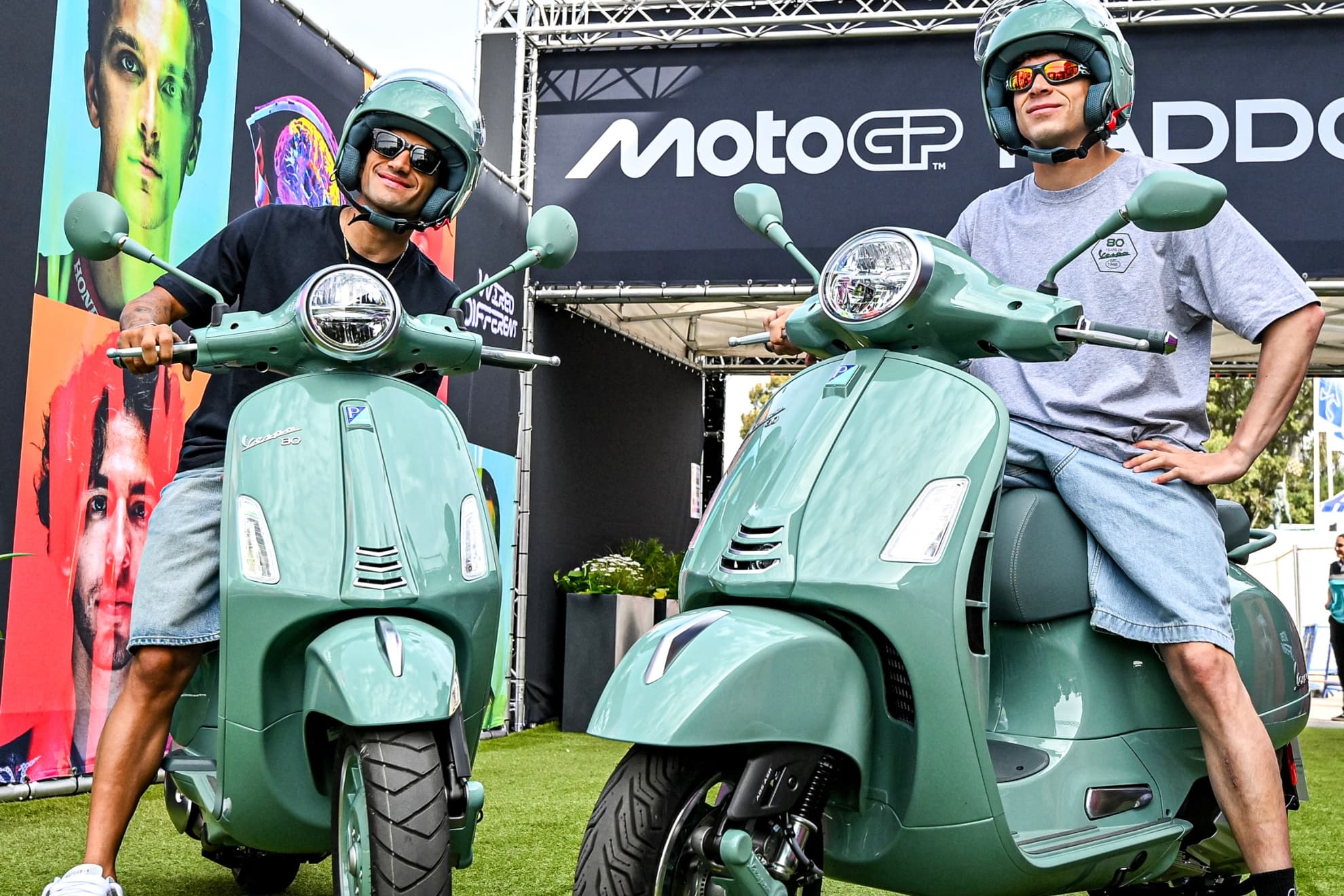 Martín, con Bezzecchi y sus Vespa.