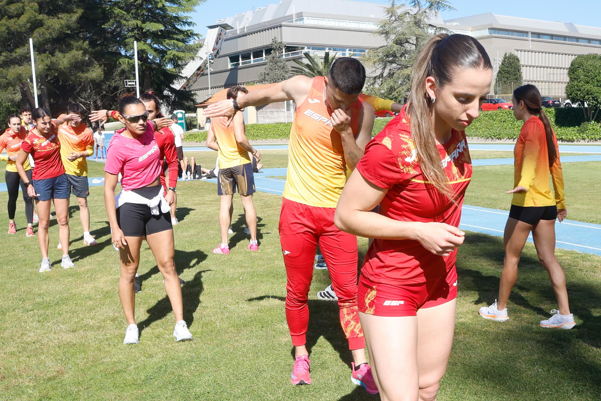 Los relevistas del 4x100 repiten este ejercicio de mecanizar el cambio del testigo centenares de veces.