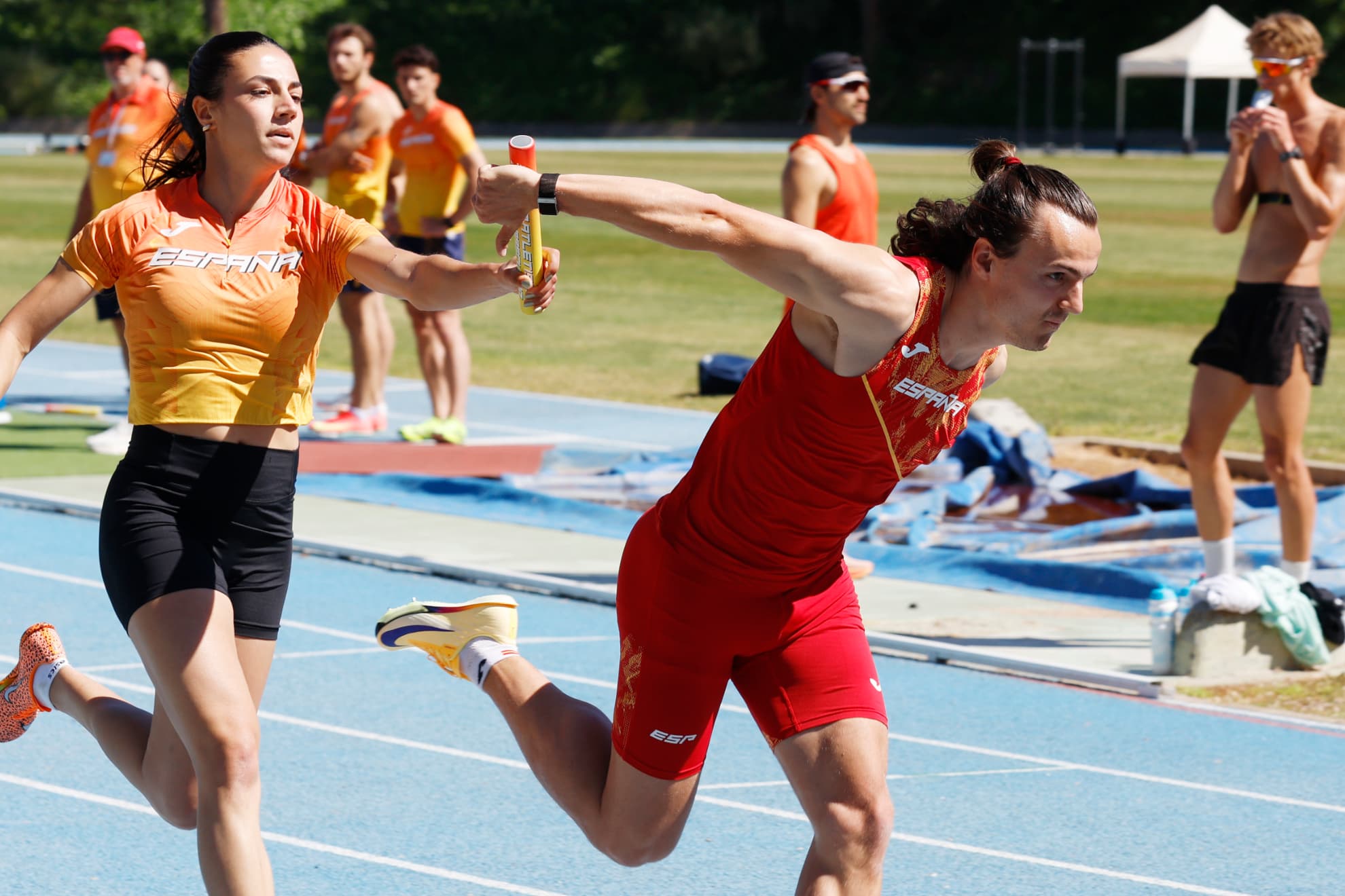 Esperança Cladera entrega el testigo a Guillem Crespí durante un entrenamiento del novedoso 4x100 mixto.