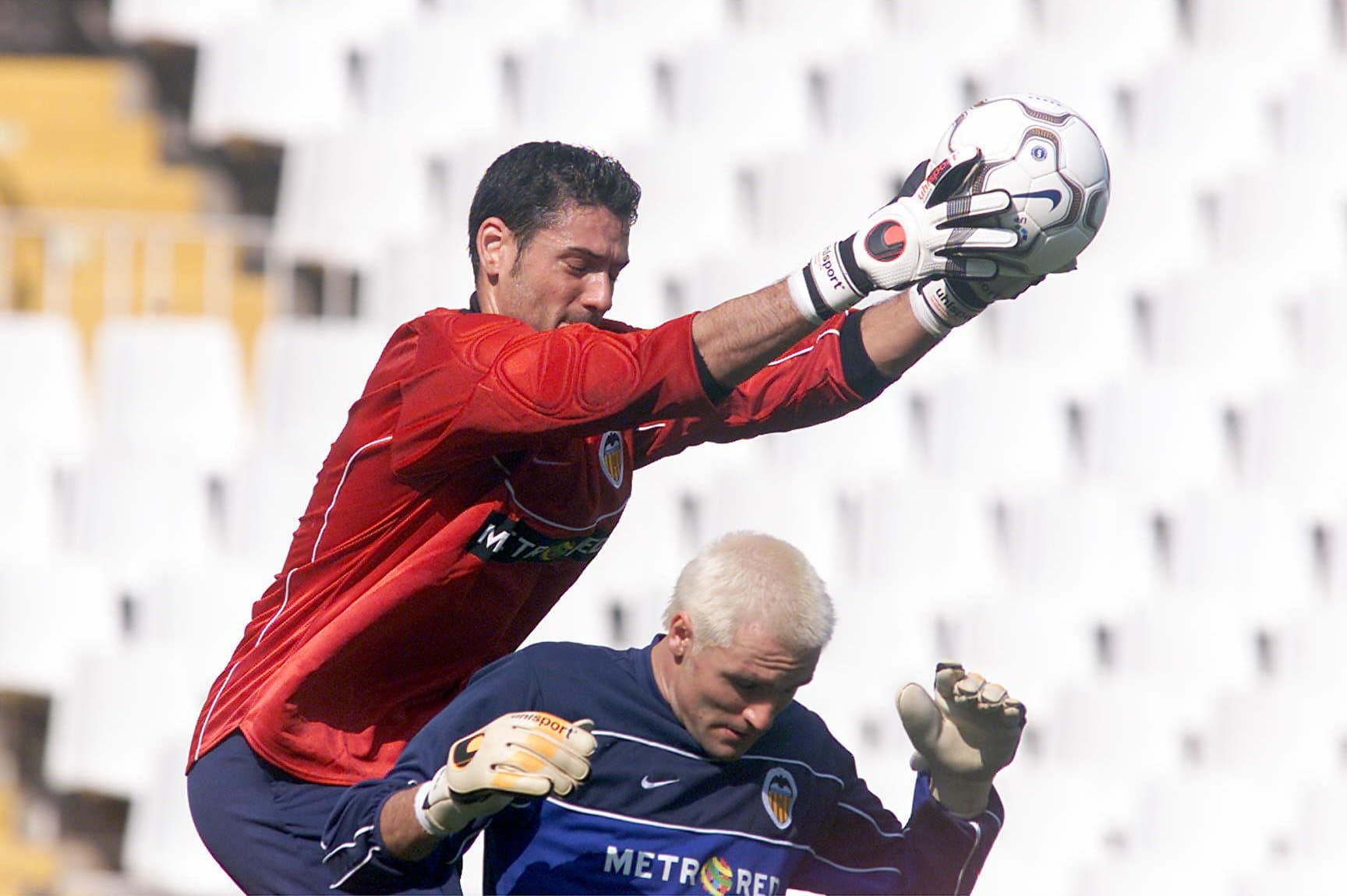 Palop salta por encima de Cañizares en un entrenamiento.