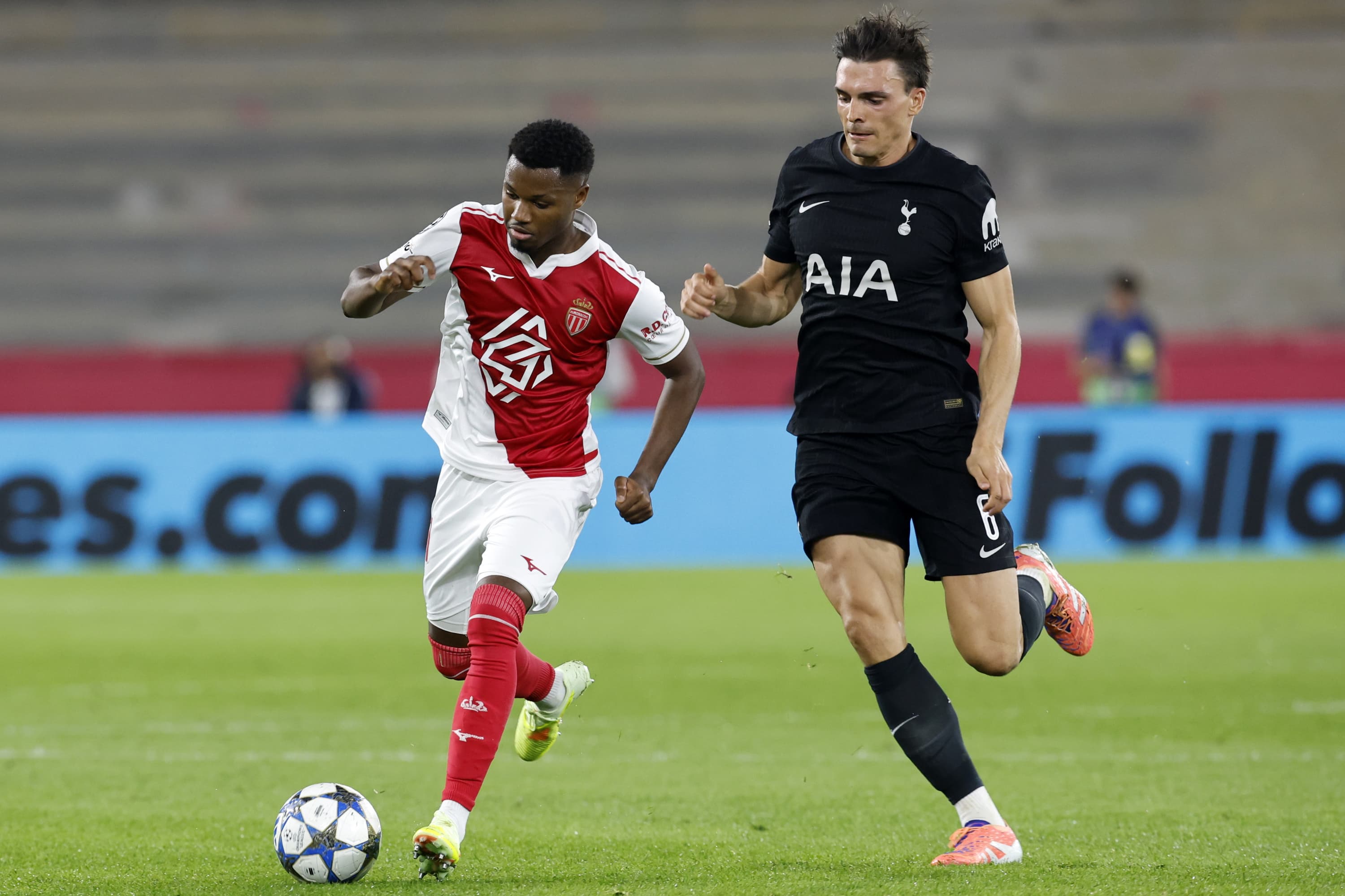 Ansu Fati y Palinha disputan un balón.