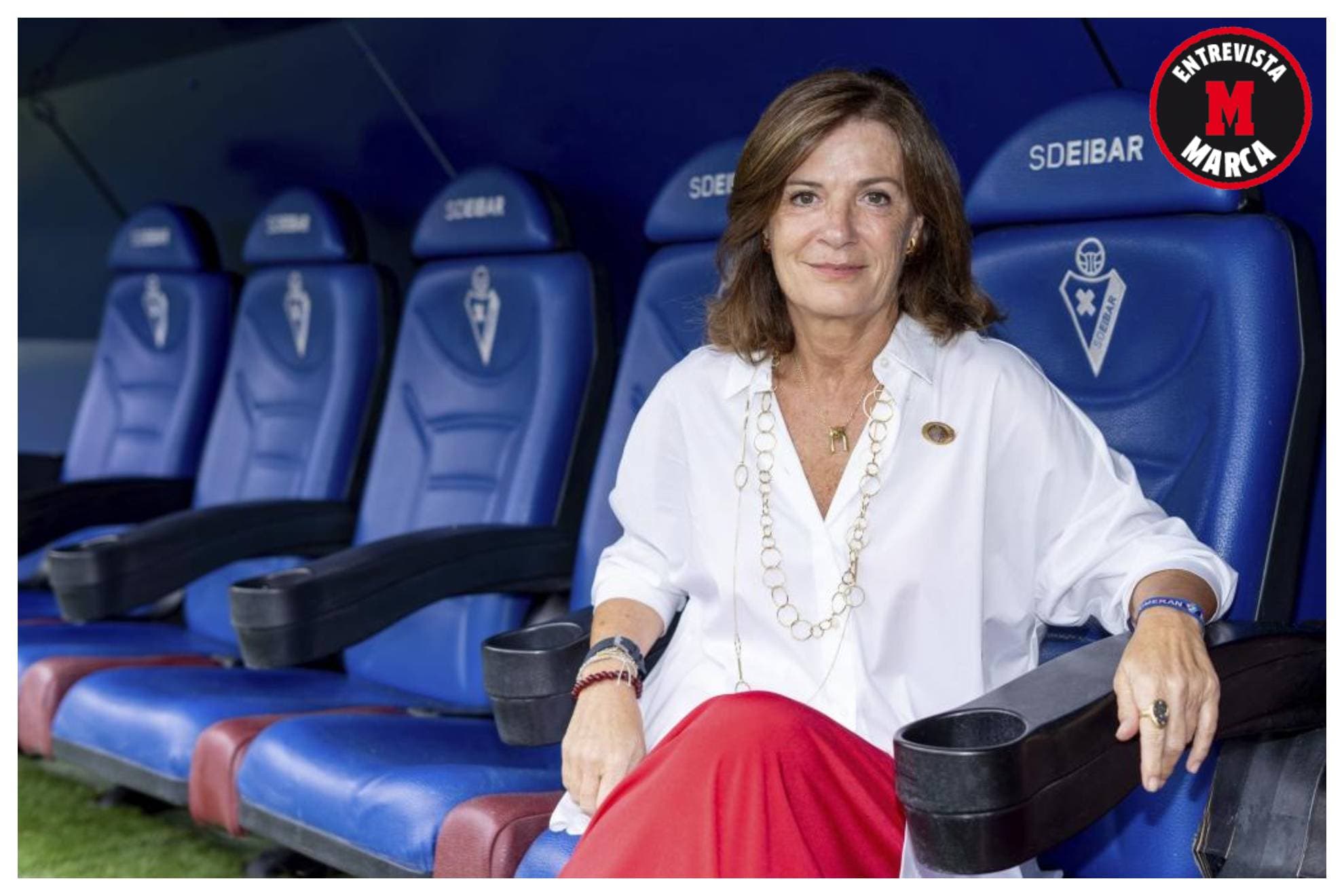 Amaia Gorostiza posa para MARCA en el banquillo local en Ipurua