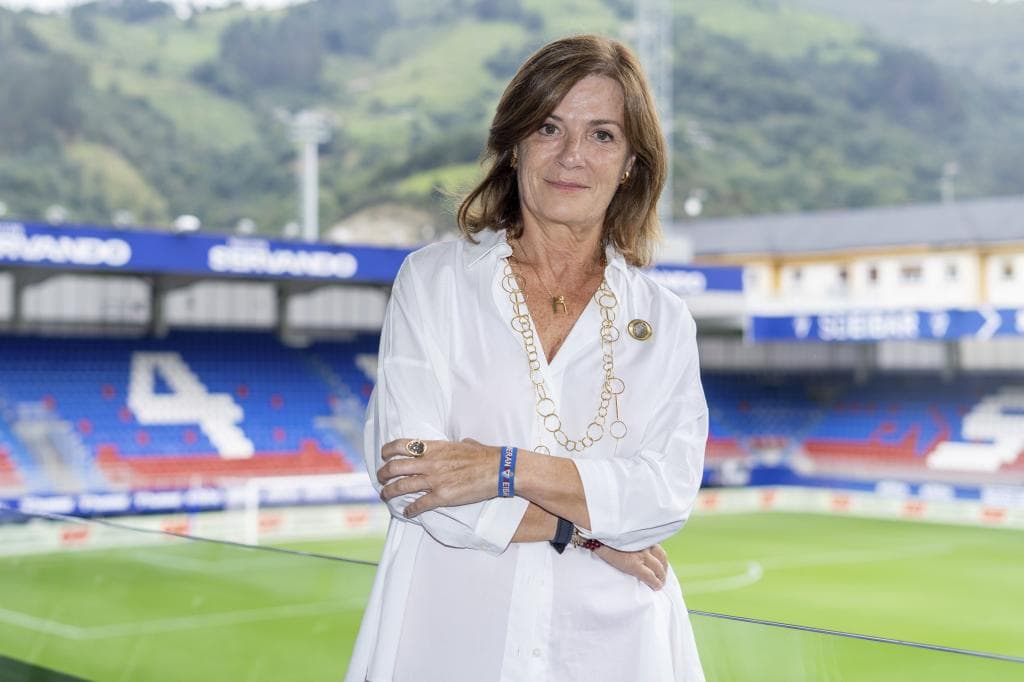 La presidenta armera posa en el palco de Ipurua antes de la entrevista