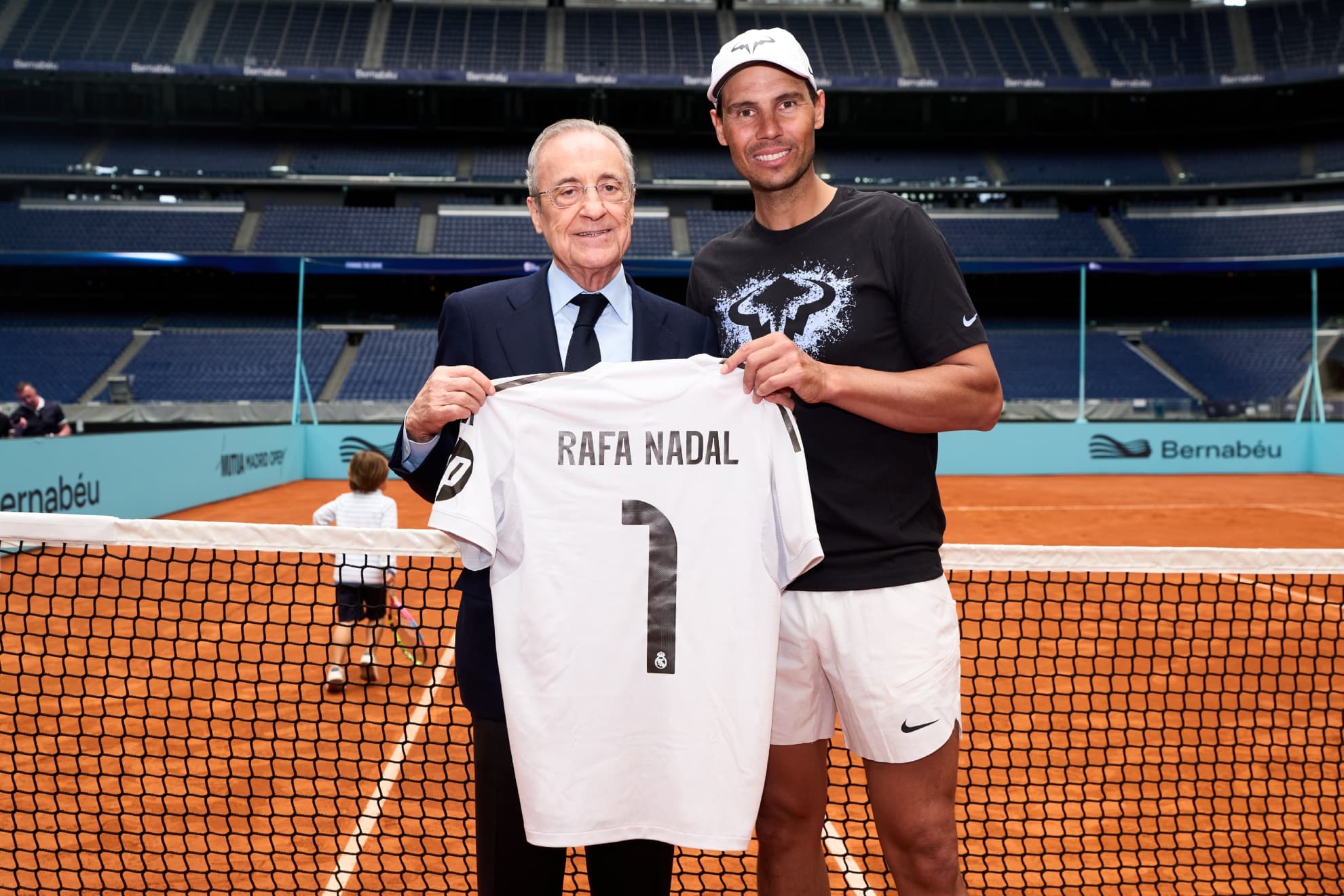 Florentino regaló una camiseta del Madrid a la leyenda Rafa Nadal.