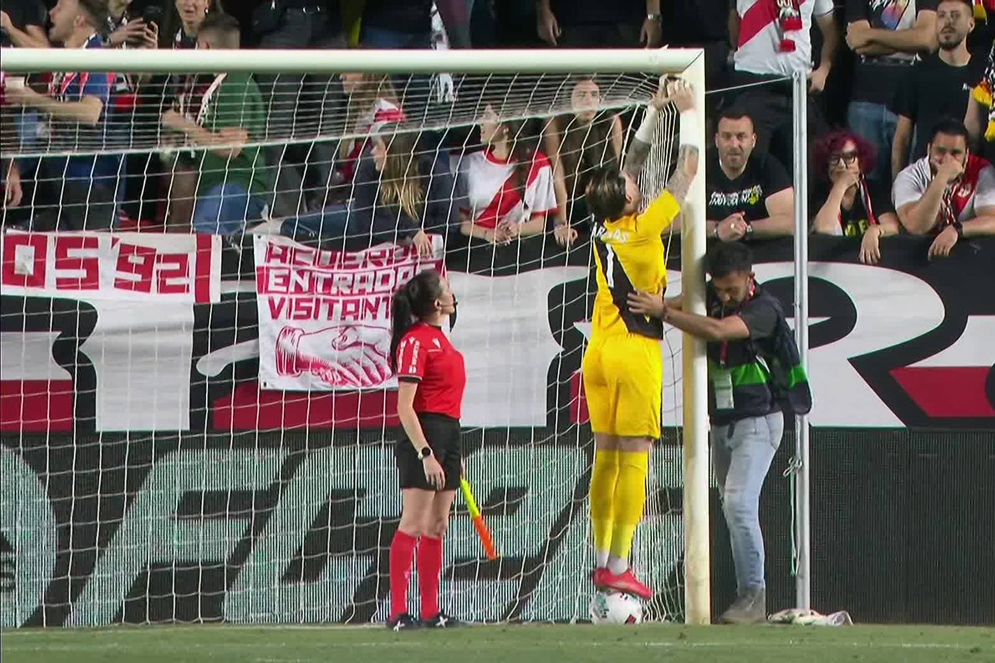 Cárdenas, arreglando la portería.