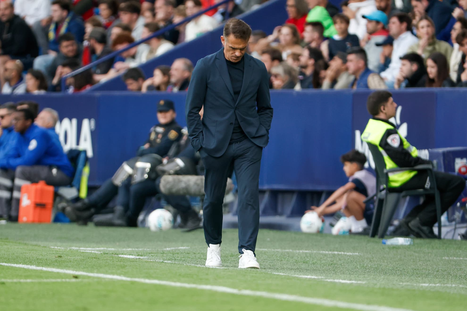 Luis García Plaza, entrenador del Sevilla, en el Ciutat de Valencia.