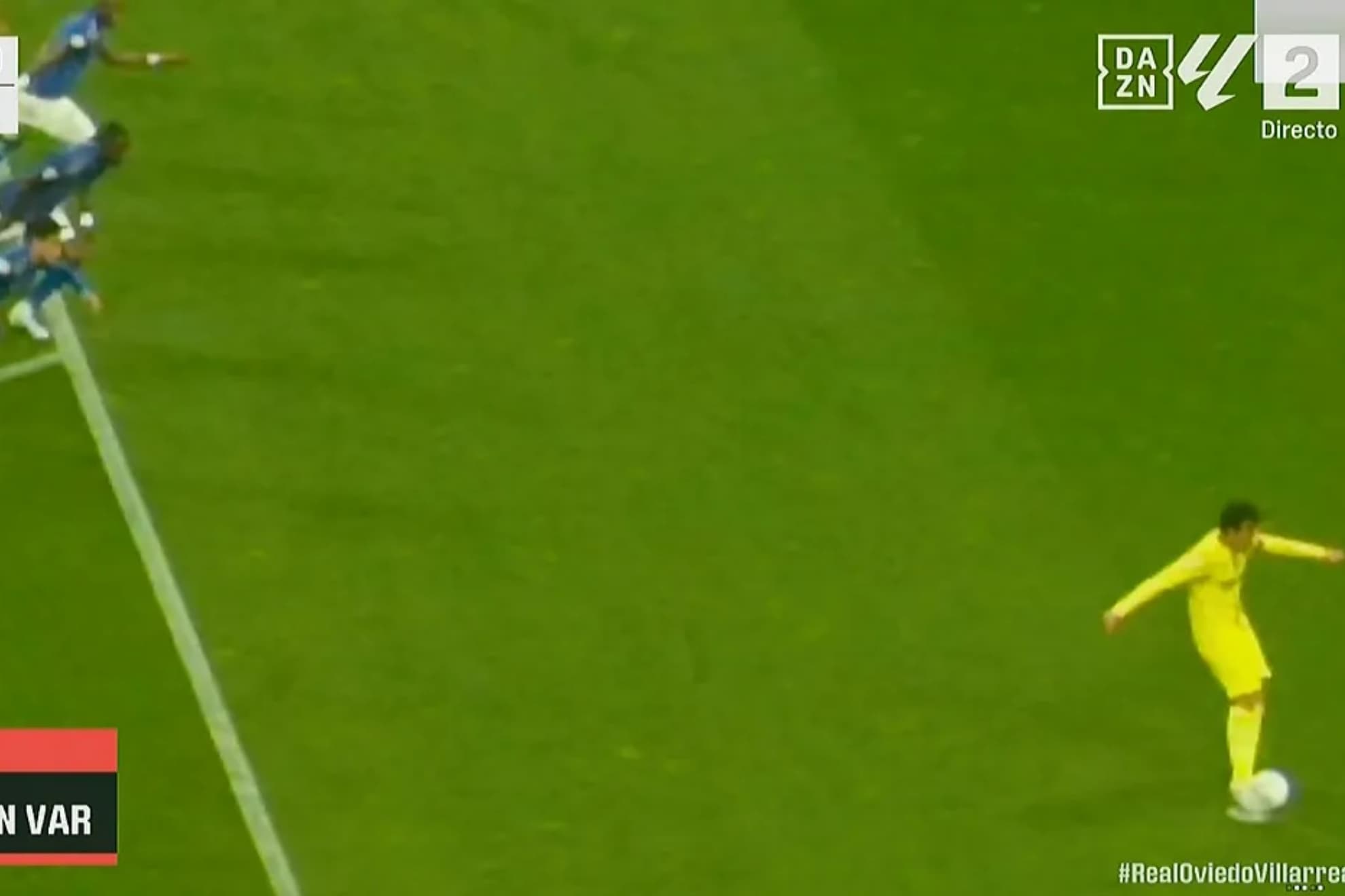 Parejo, lanzando el penalti.