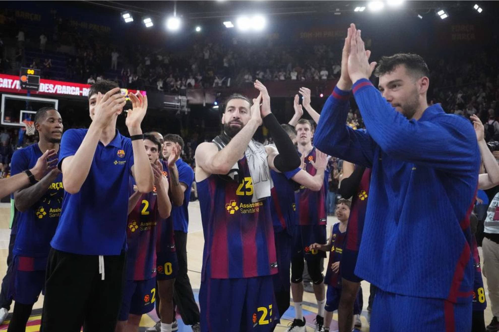 Los jugadores del Barcelona aplauden después de una victoria en el Palau.