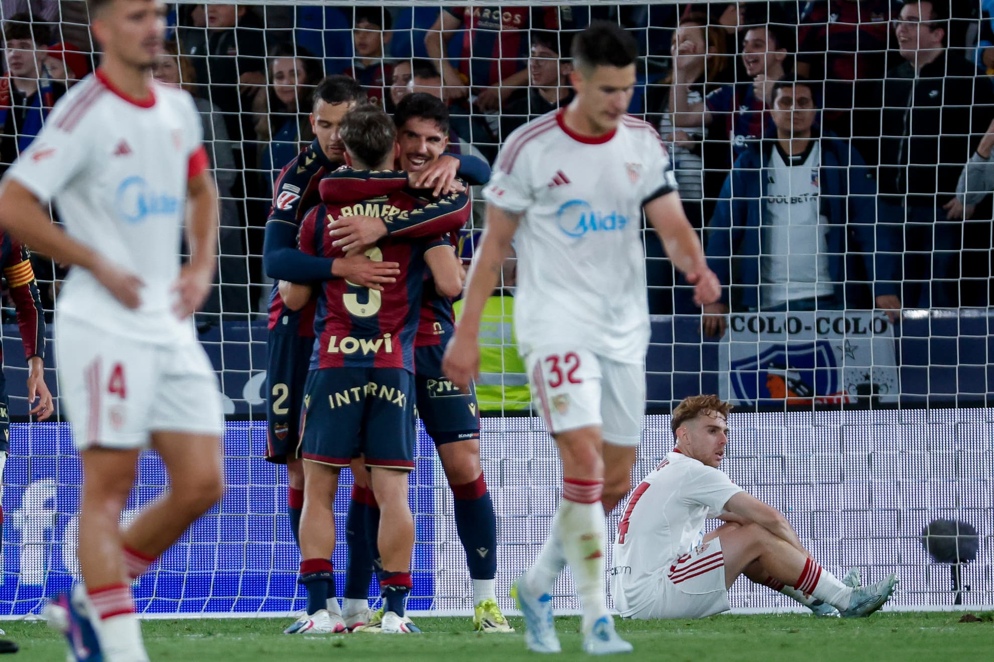 Los jugadores del Levante celebran el 2-0 ante rivales cabizbajos.