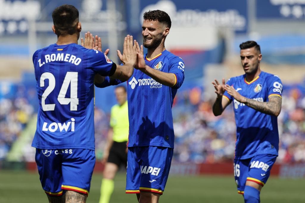 Zaid Romero choca las manos con Domingos Duarte