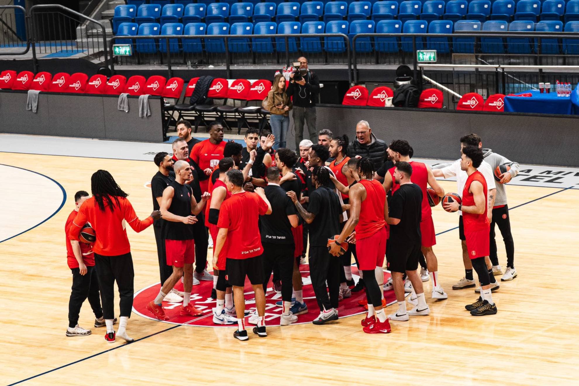Los jugadores del Hapoel Tel Aviv hacen una piña antes de un entrenamiento.