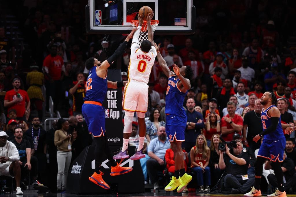 Jonathan Kuminga machaca el aro ante la defensa de Towns y Anunoby.