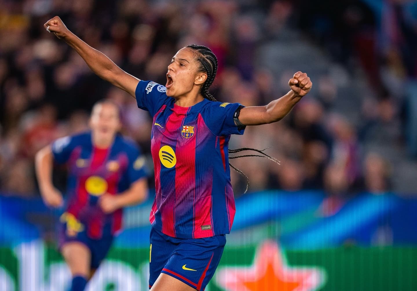 Esmee Brugts celebra un gol con el Barcelona esta temporada