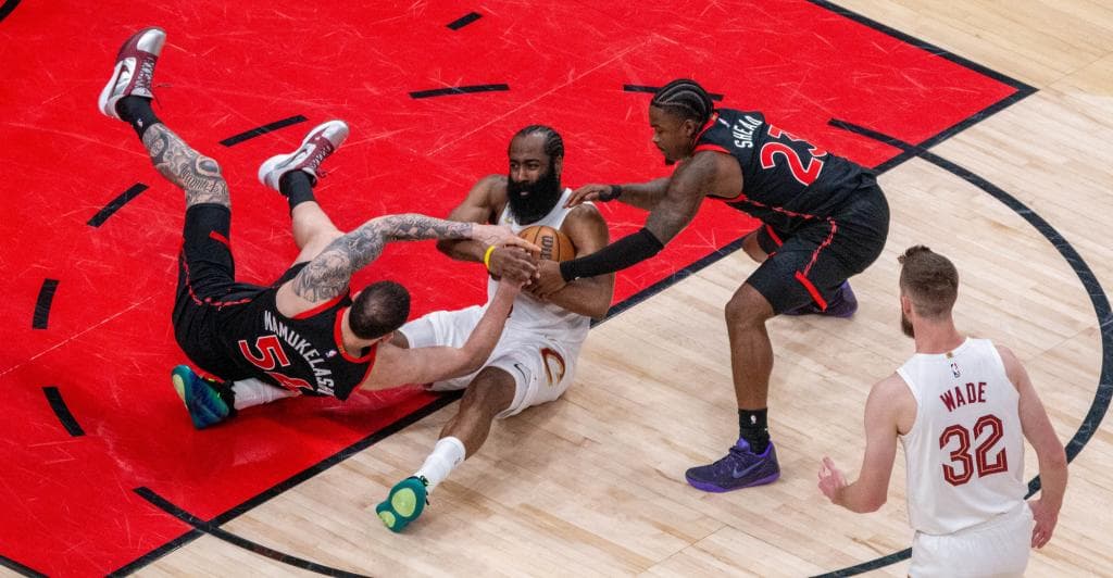 Mamukelashvili y Shead disputan el balón con James Harden.