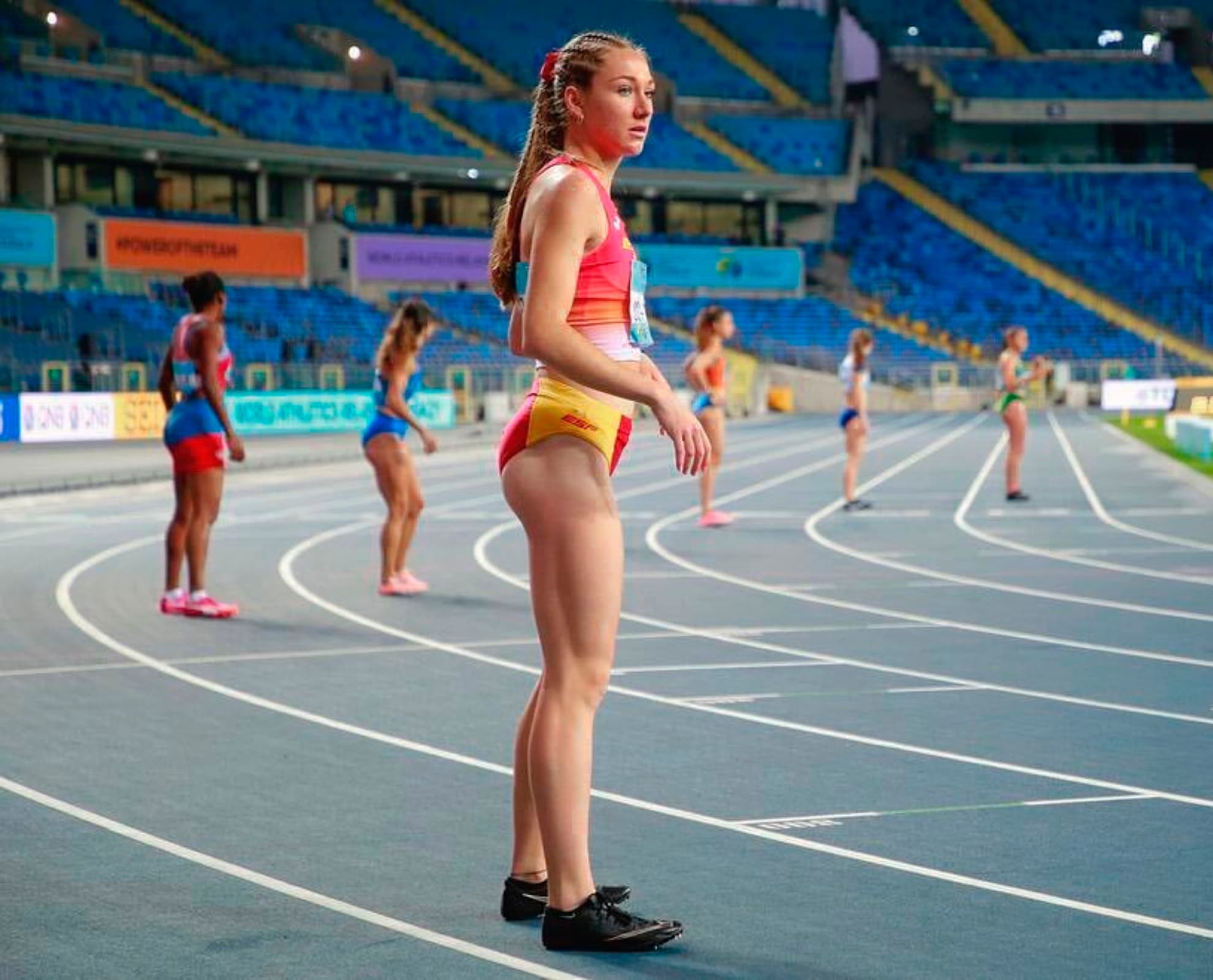 Andrea Jiménez espera el testigo por delante de sus rivales en los Relevos Mundiales de Silesia 2021.