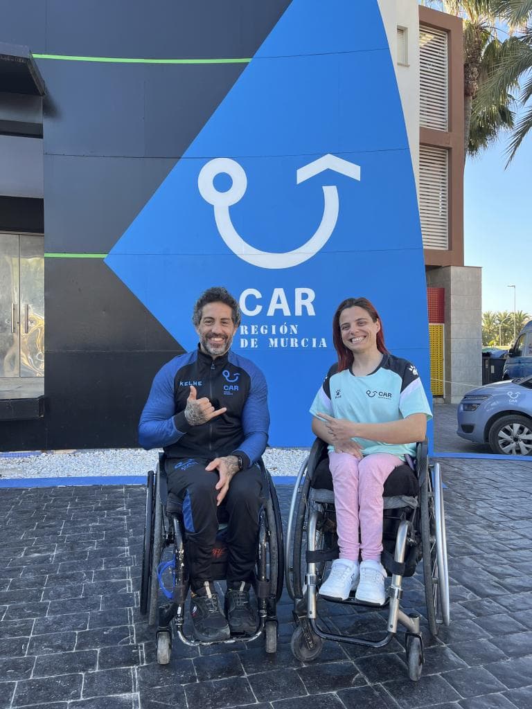 Los deportistas paralímpicos Higinio Rivero y Cristina Rubio posan para MARCA en el CAR de la Región de Murcia.