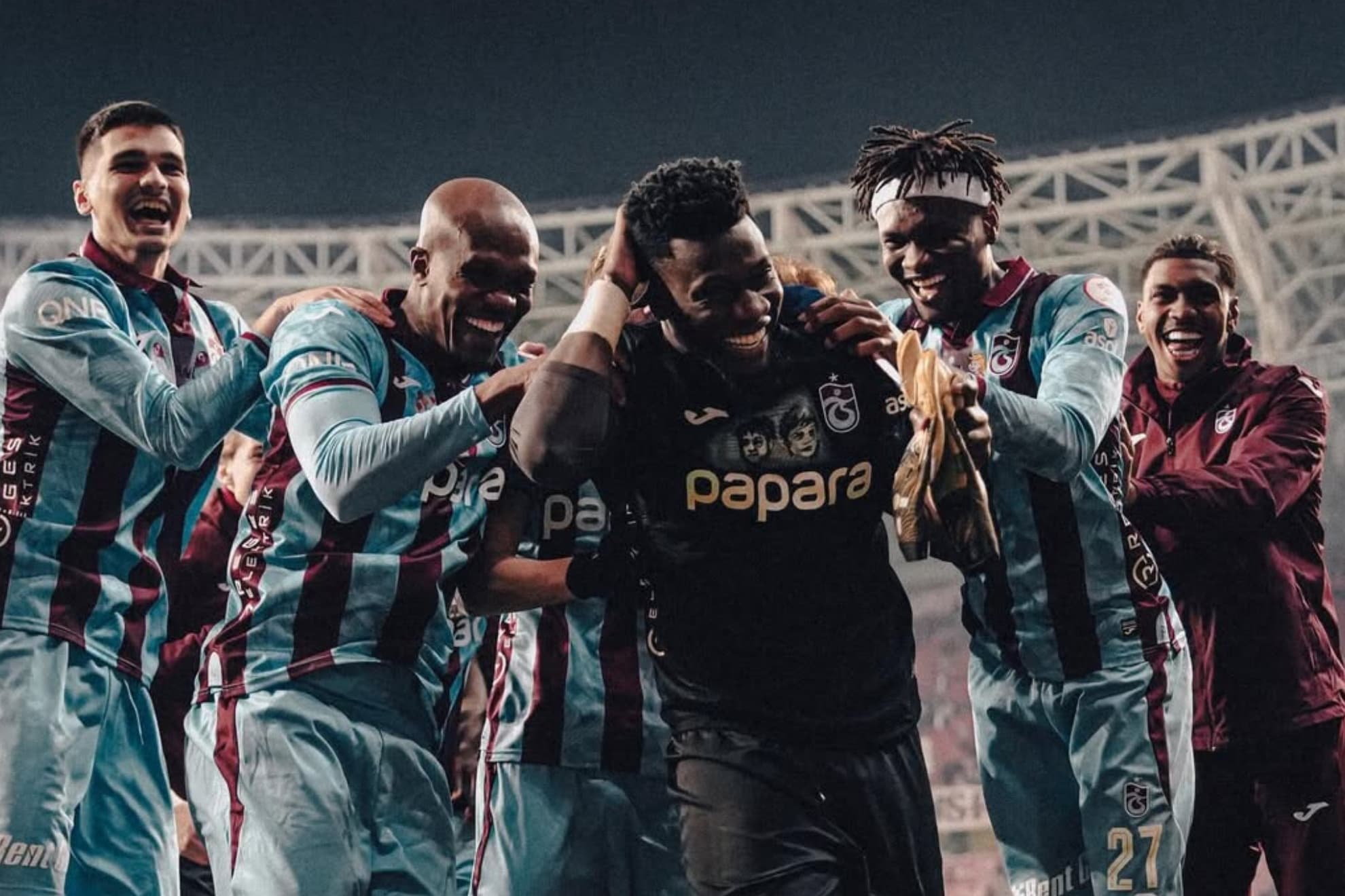 Los jugadores de Trabzonspor felicitan a André Onana.