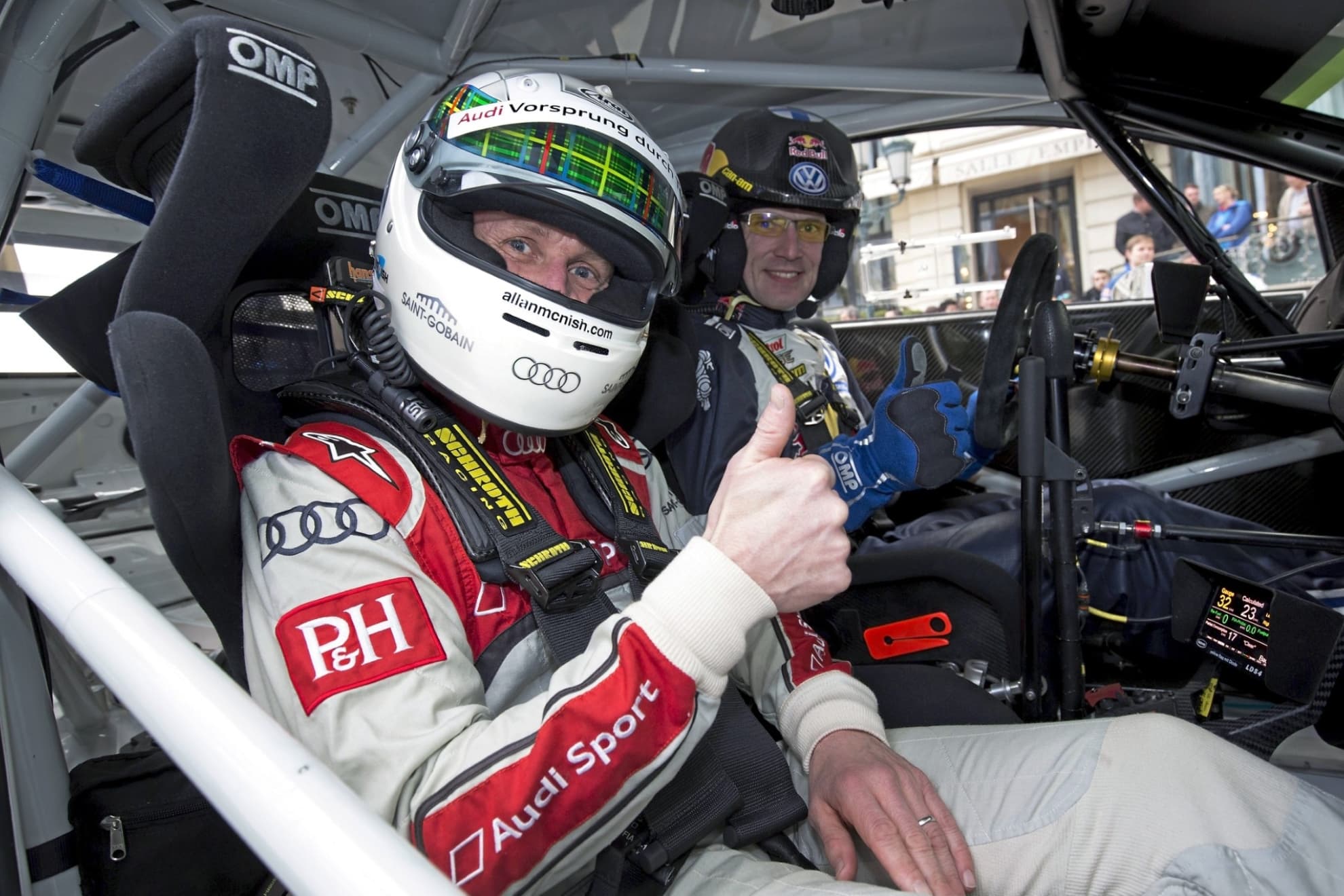 Allan McNish junto a Jari-Matti Latvala a  borod de un Volkswagen Polo R
