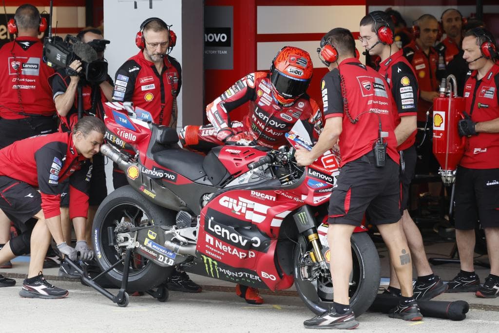 Marc Márquez se sube a su Ducati.