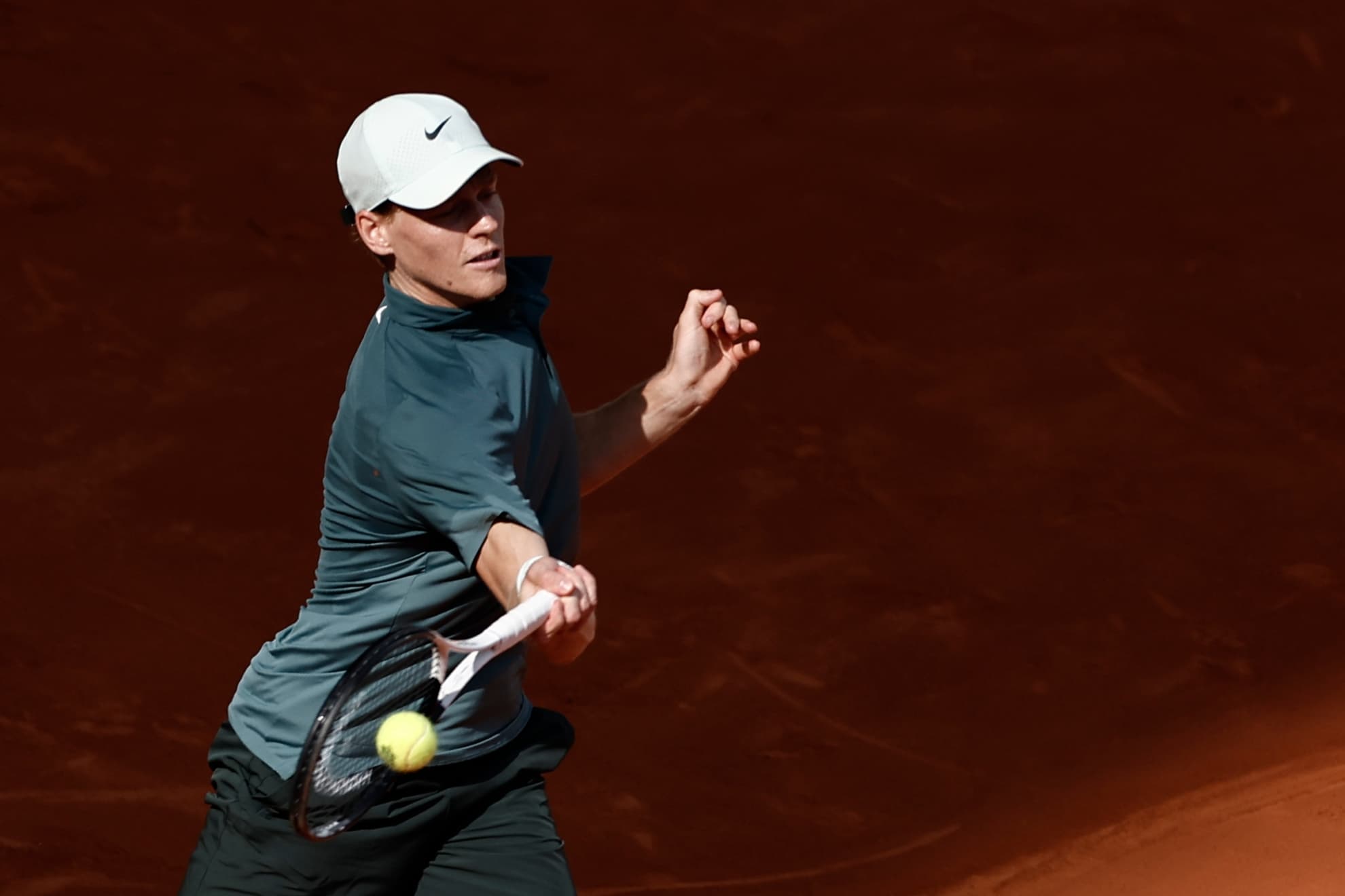 Sinner pega de derecha.