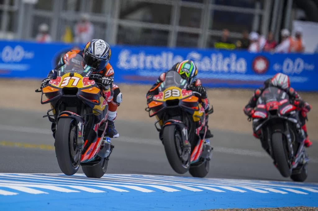 Acosta, delante de Binder y Bezzecchi.