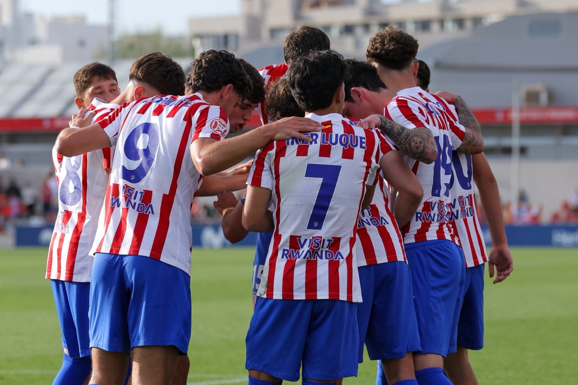 Los jugadores del Madrileño haciendo piña.