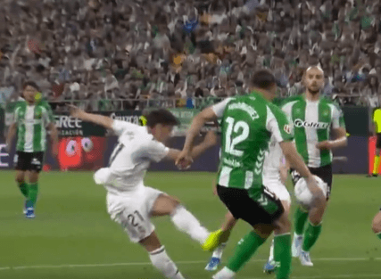 El momento del penalti en el área del Betis.