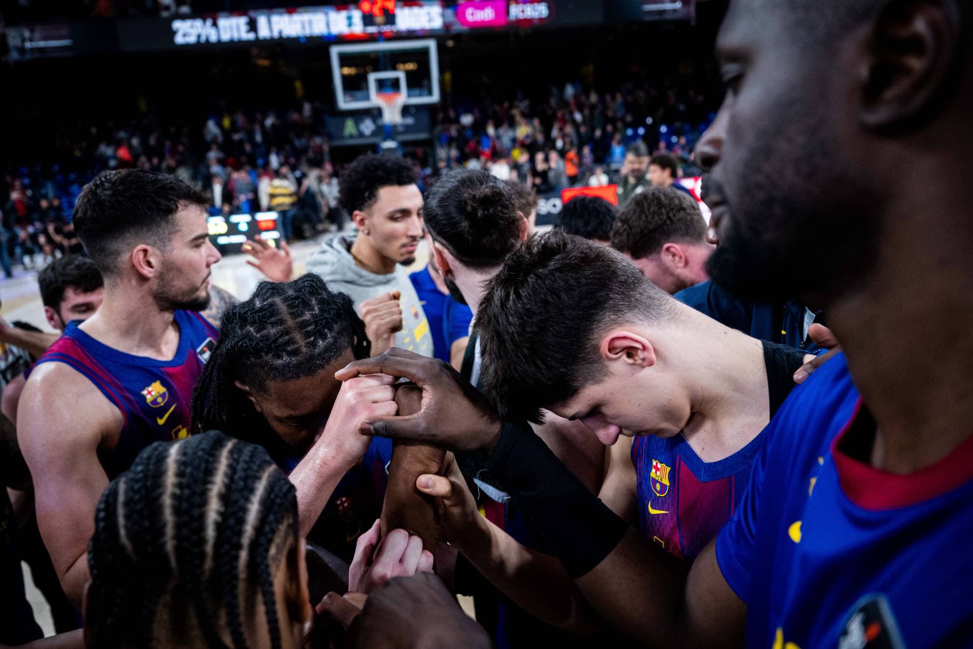 Los jugadores del Barcelona hacen una piña después de una derrota.