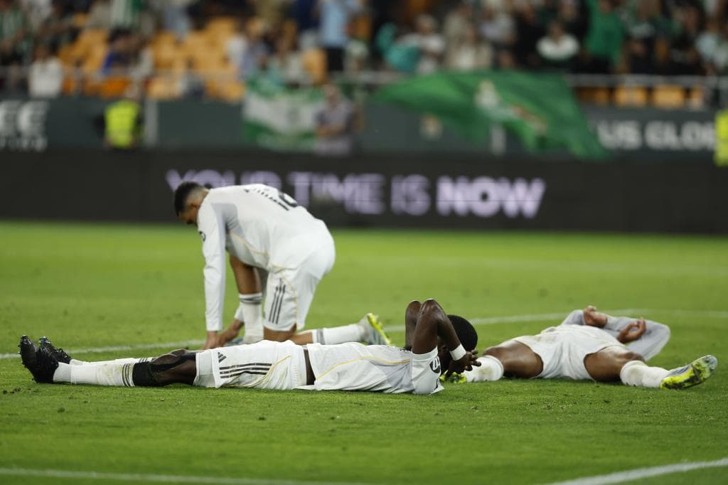 Los jugadores del Real Madrid, tras empatar ante el Betis en La Cartuja.