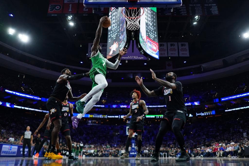 Jaylen Brown entra a canasta ante Andre Drummond y Paul George.