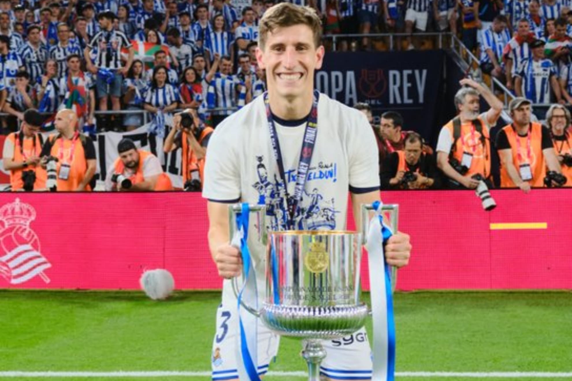 Aihen Muñoz posa sonriente con el trofeo de la Copa del Rey que la Real ganó.