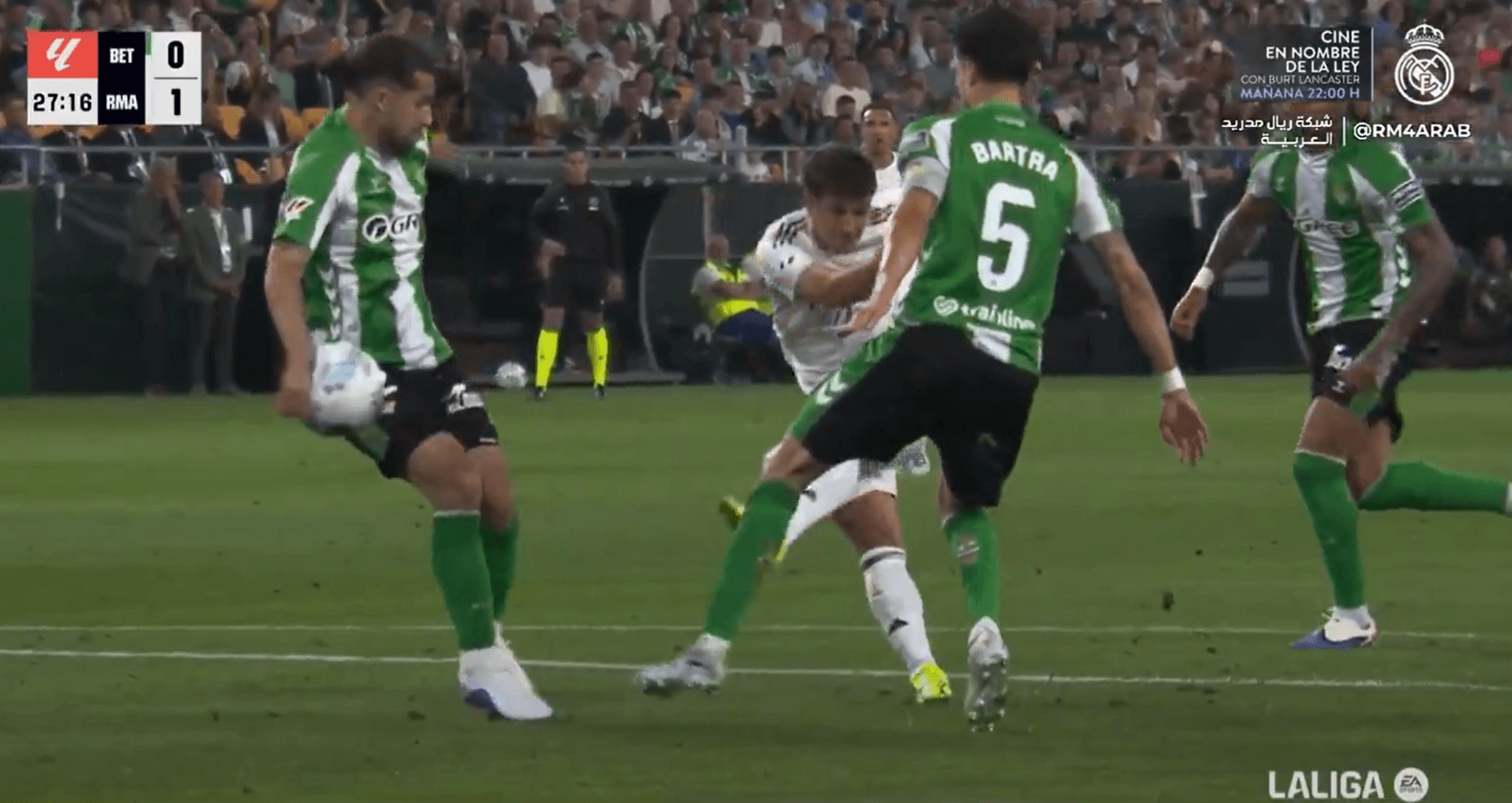 Ricardo Rodríguez corta con la mano el disparo de Brahim