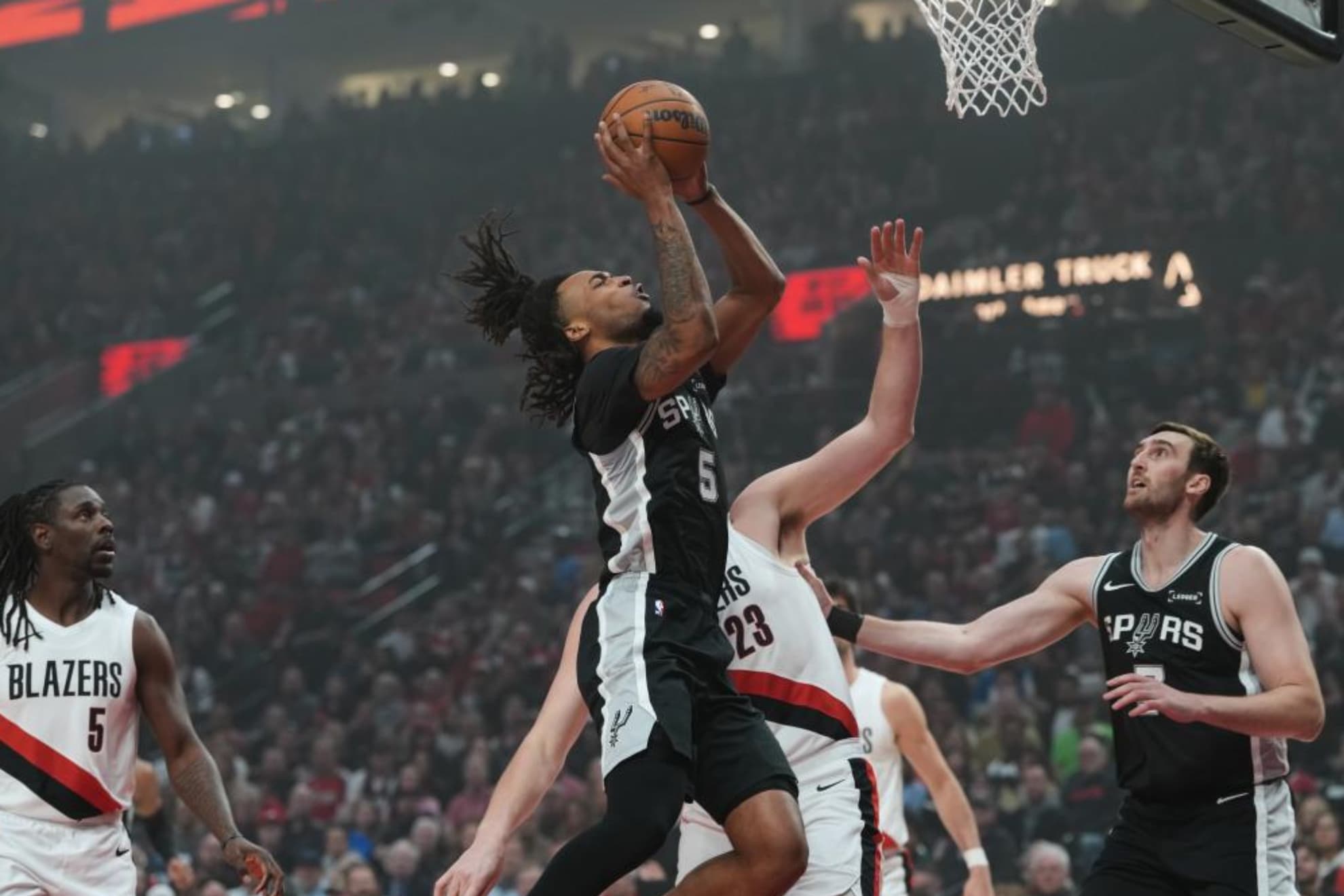 Stephon Castle en una entrada a canasta durante el partido.