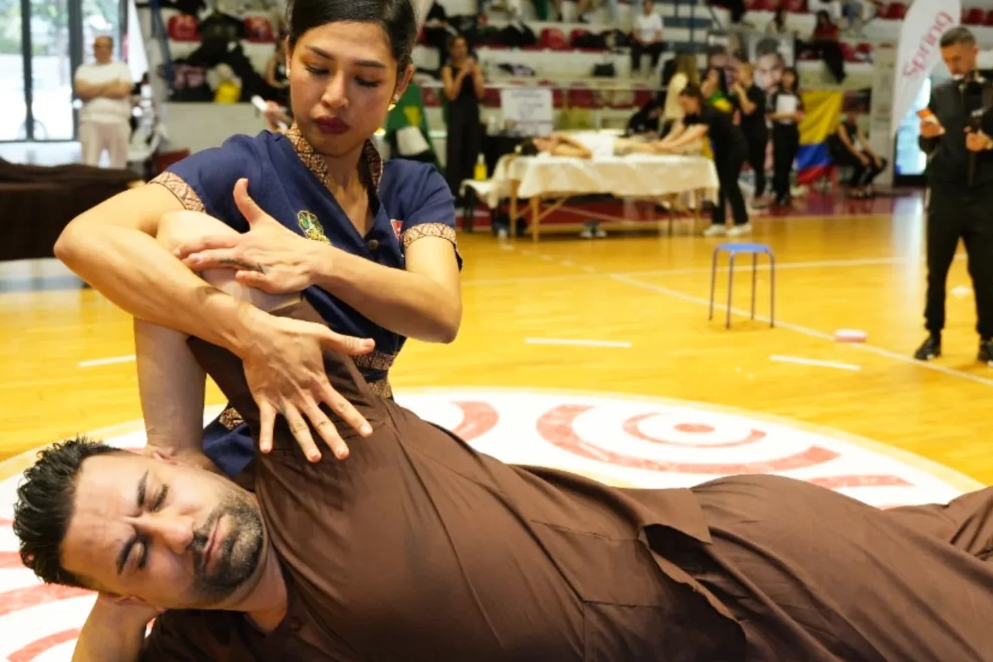 Albania concluye el campeonato de masajes que está dando mucho que hablar: "Deja de ser solo una técnica, toca emociones"