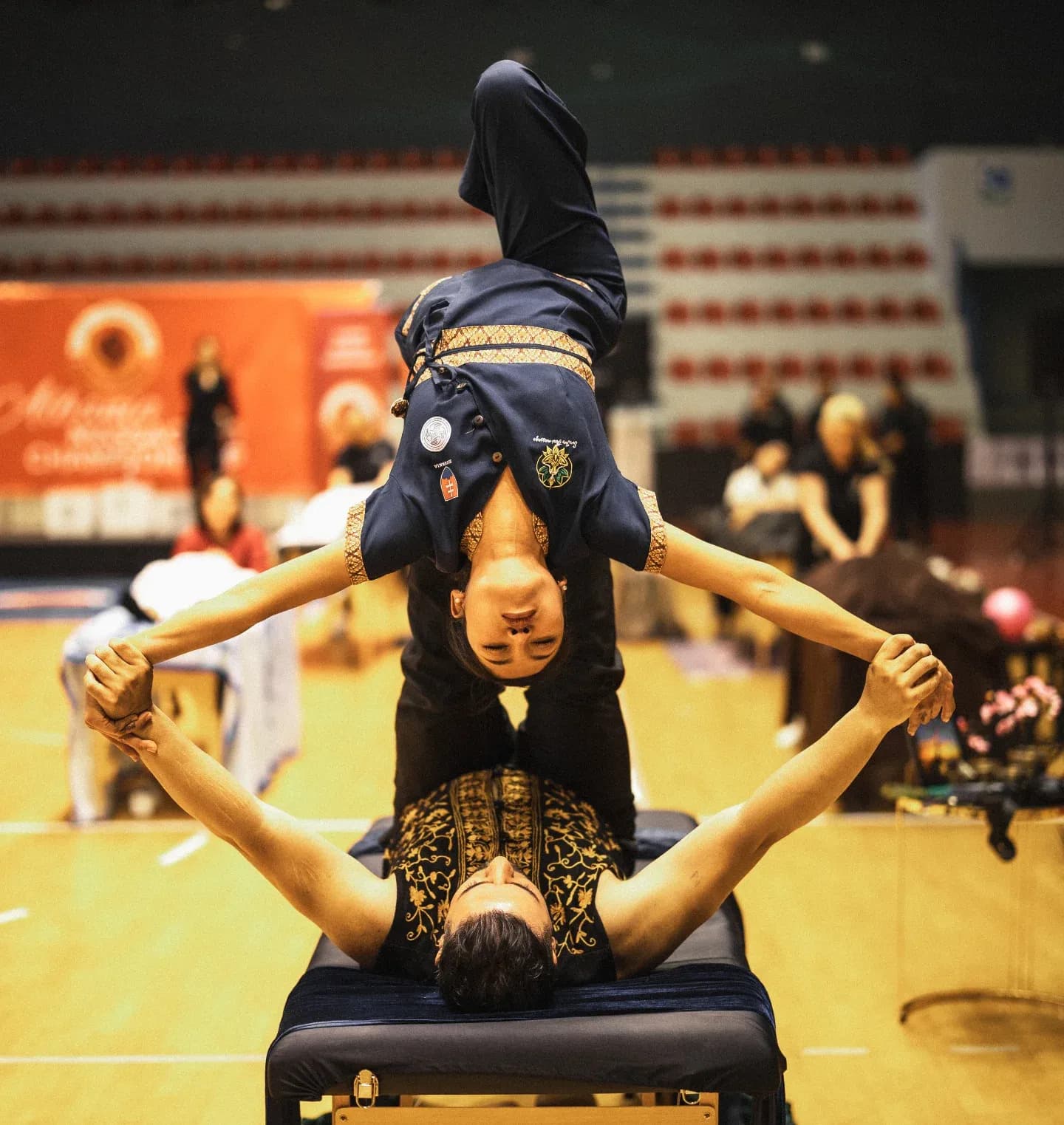 Uno de los masajes del Campeonato de Masajes de Albania 2026 en una posición poco convencional