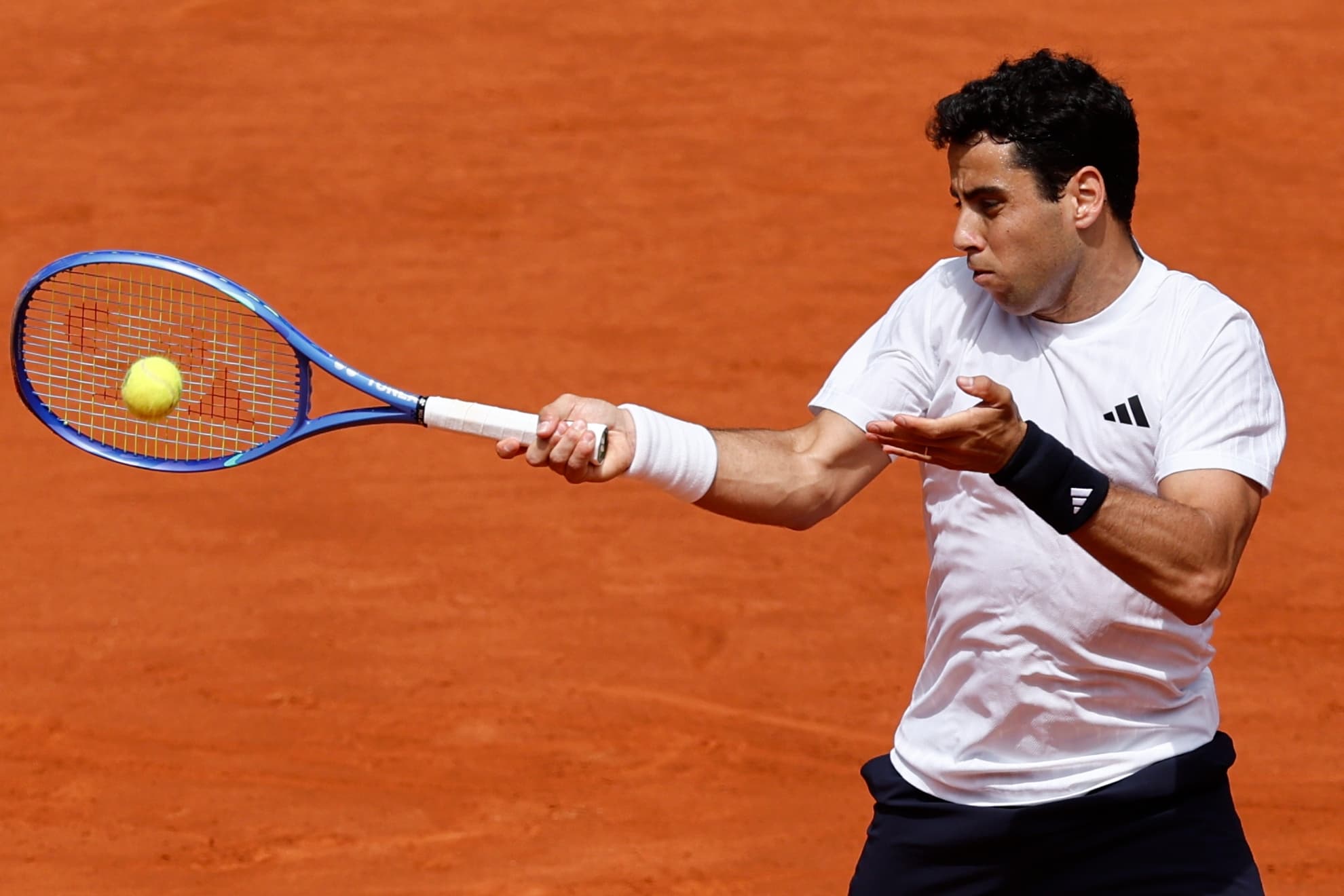 Munar pega de derecha.