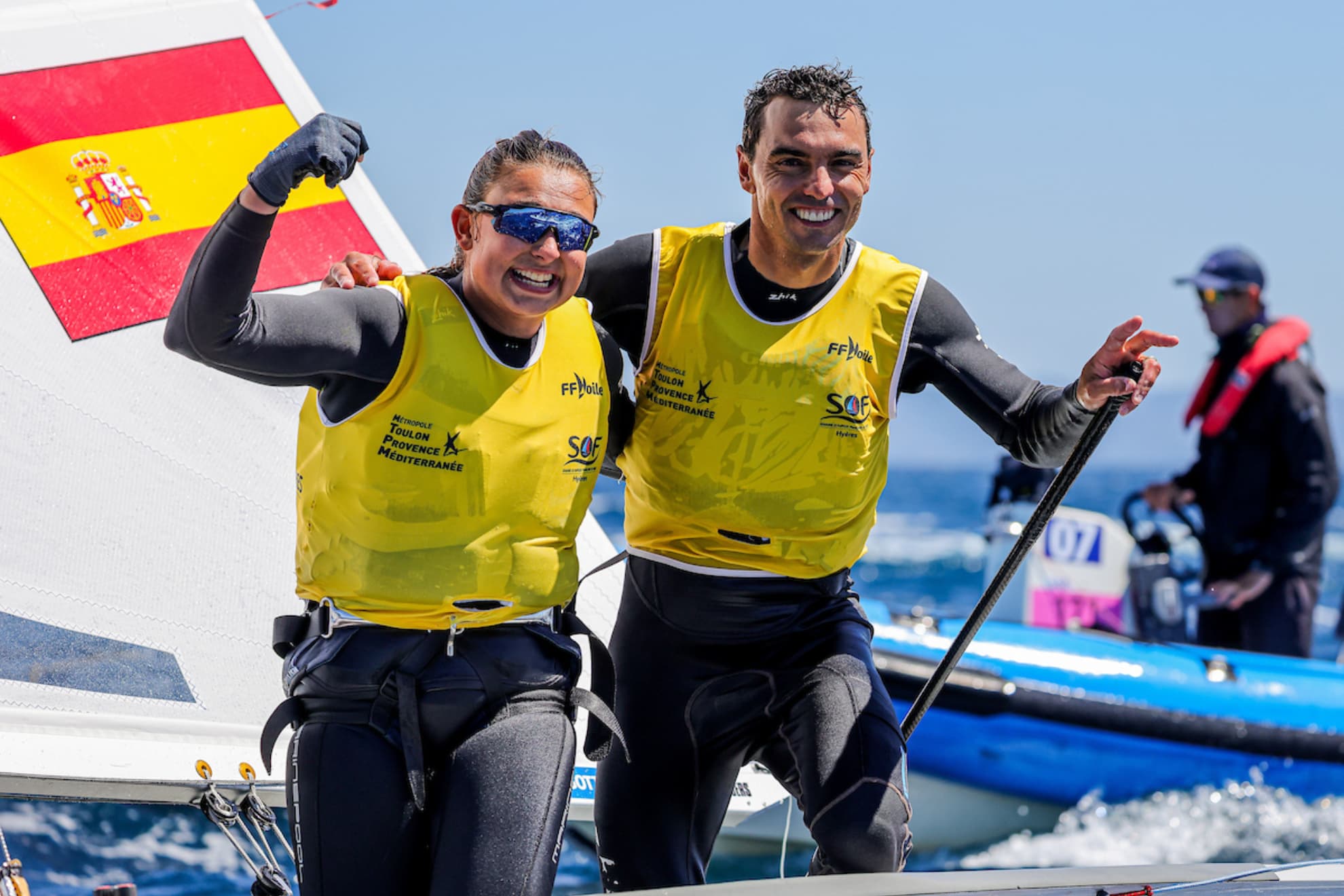 Marta Cardona y Jordi Xammar celebran su oro en la Semana Olímpica Francesa.