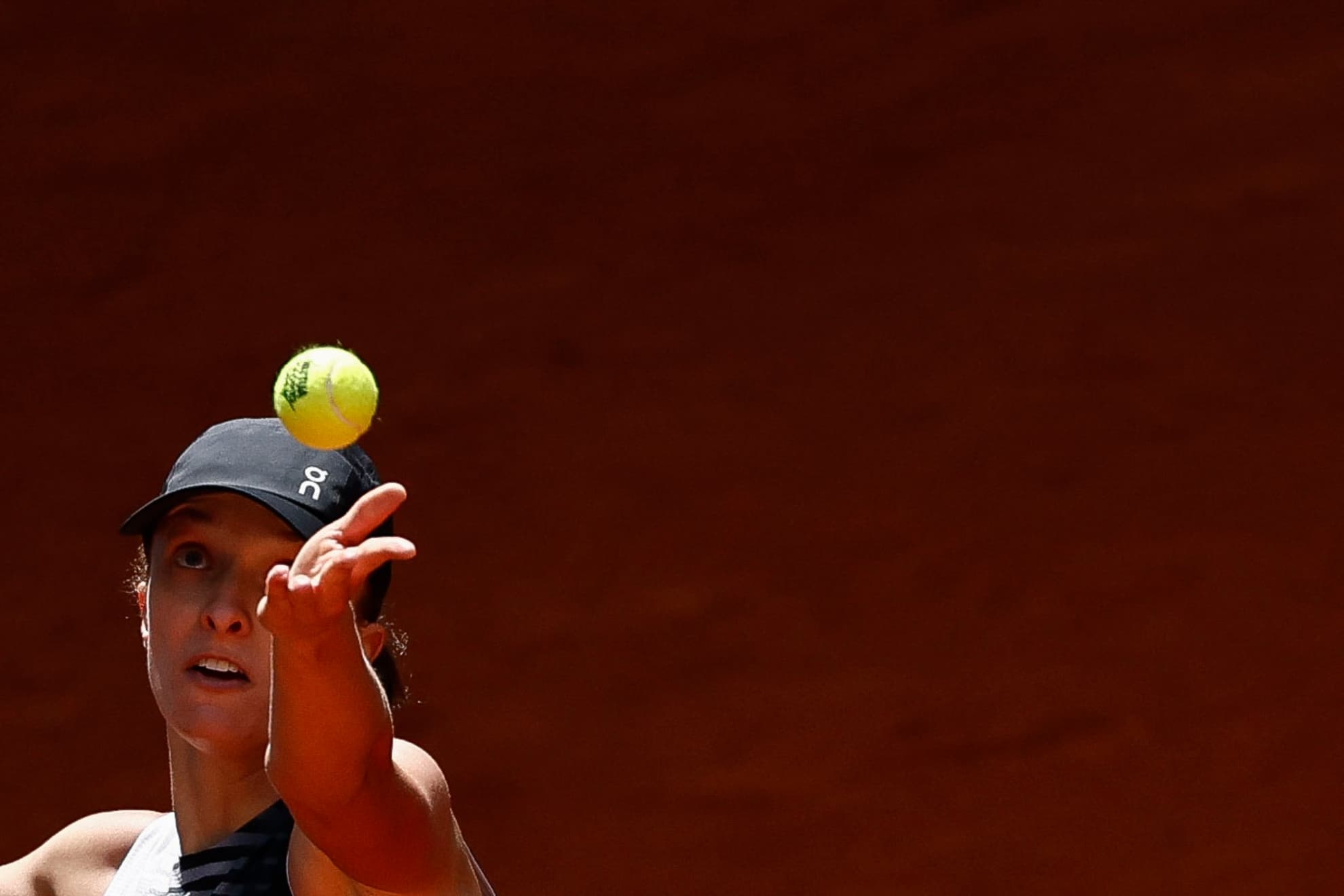 Swiatek, en el momento del saque.