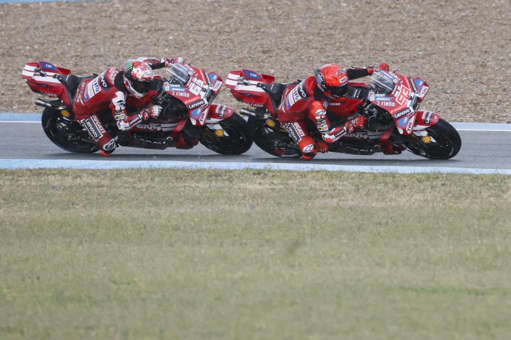 Marc Márquez pasa a Bagnaia.